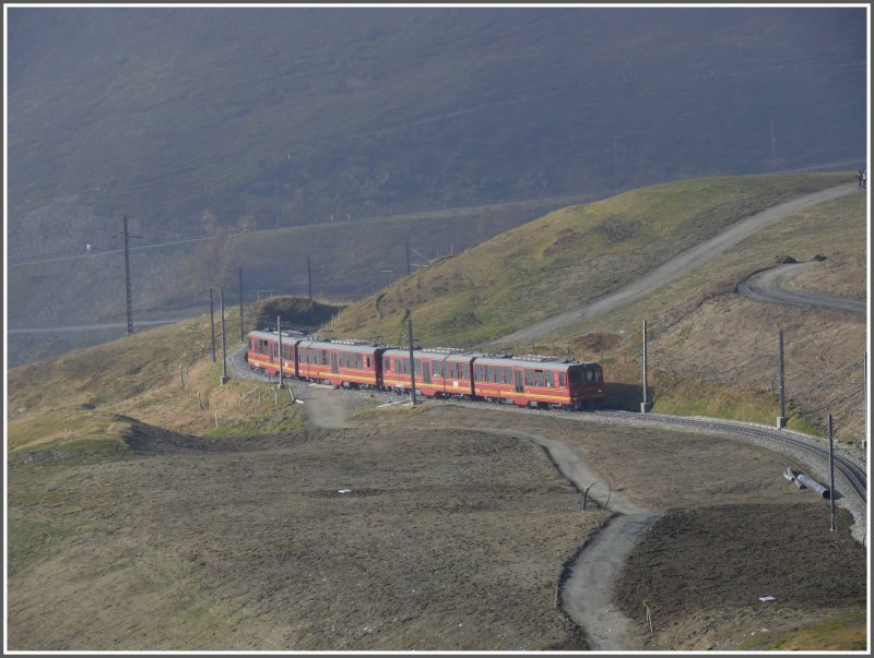2 BDhe 4/8 auf Talfahrt zwischen Eigergletscher und Kleine Scheidegg.  (11.10.2007)