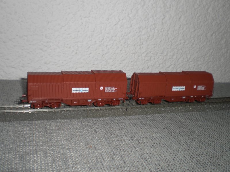 2 belgische Teleskophaubenwagen von Roco mit der Aufschrift Cockerill Sambre! (die Wagen haben 2 unterschiedliche Wagennummern)