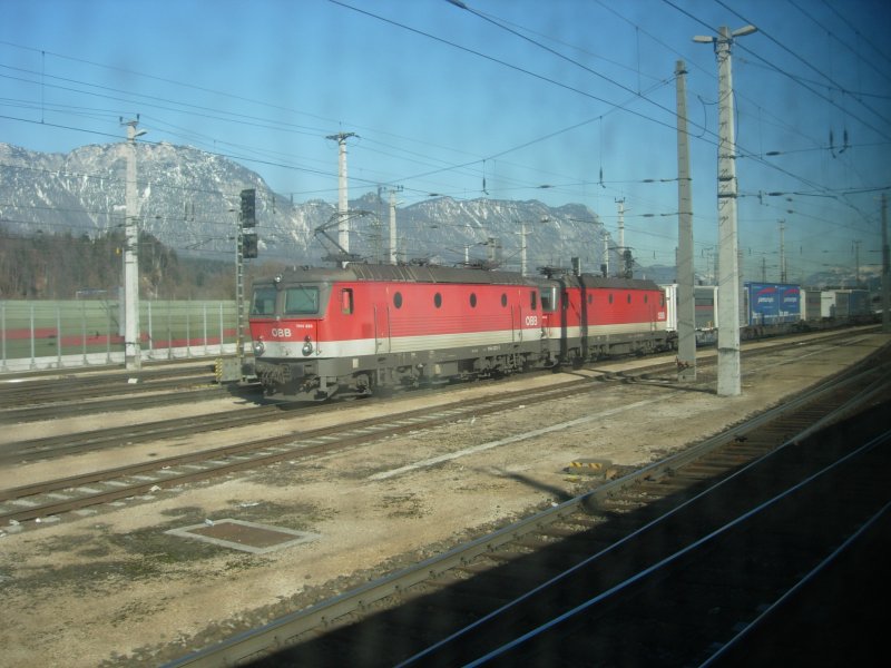 2 BR 1144 stehen mit einer Rola Richtung Brenner/Bozen im Vorfeld des Bahnhofs Wrgl. Aufnahme aus einem EC Richtung Mnchen.