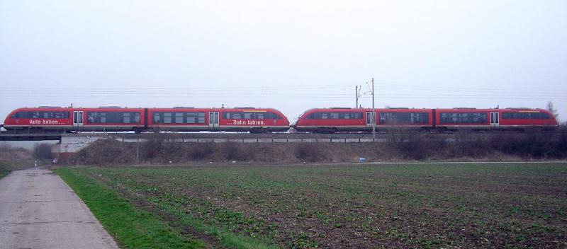 2 Desiros (eigentlich waren es 3, nur mehr als 2 haben nicht auf das Foto gepasst) fahren am 28.03.2005 als RE von Erfurt nach Magdeburg, hier kurz vor S�mmerda. Den Th�ringer 642 erkennt man recht leicht, da er die in Th�ringen �bliche Werbung tr�gt, die anderen beiden 642 sind beheimatet in Leipzig und Dresden.