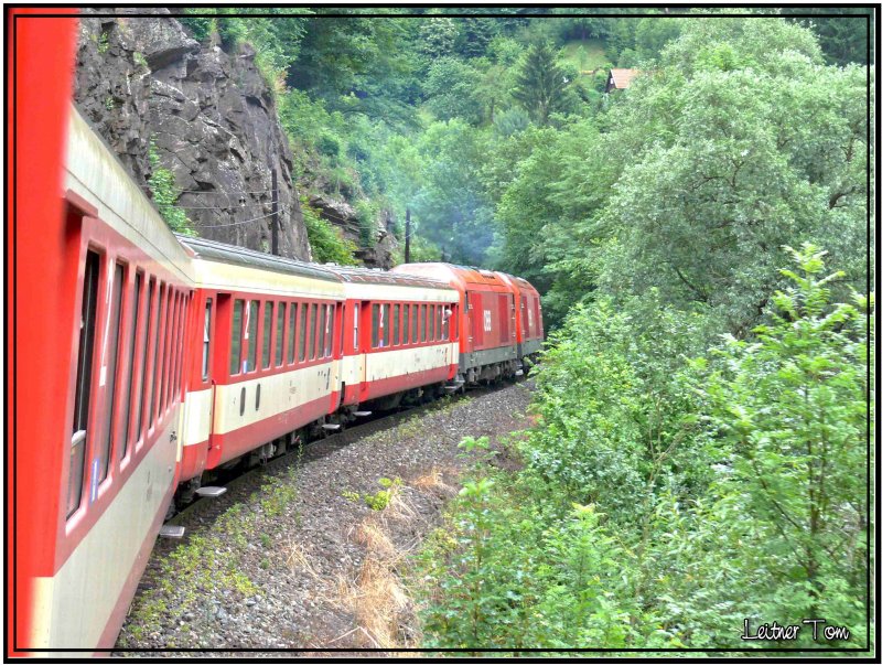 2 Dieselloks 2016 052+ 057  bespannen den Regionalzug 4598 von Klagenfurt nach Zeltweg.Das ist der einzige Zug der t�glich aus dem Lavanttal kommt da es sonst nur mehr Schienenersatzverkehr mit Bussen gibt.
23.06.2007 
