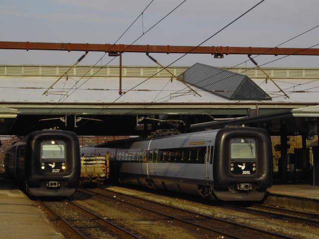 2 DSB ER/IR4 im Bahnhof von Fredericia. DSB ER/IR4 2051 ist gerade aus Kopenhagen H(HBF) eingetroffen,whrend DSB ER/IR4 2127 den Weg nach Kopenhagen H(HBF)noch vor sich hat