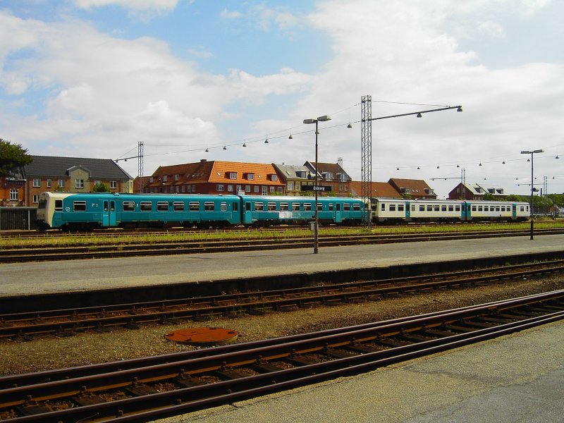 2 DSB MR der Privatbahngesellschaft Arriva Tog A/S stehen im Bahnhof von Esbjerg. Links neue und rechts alte Farbgebung. Sommer 2007