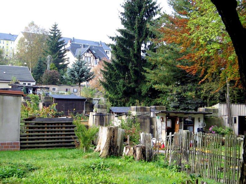 2 der ehemals 6 Pfeilerfundamente zwischen die findige Bauherren ihre Gartenh�uschen gebaut haben, 03.10.07