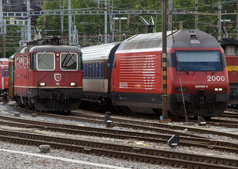 2 Generationen von E-Loks der SBB, die auch die Leistungsunterschiede eindrucksvoll verdeutlichen. Re 4/4 II 11197 und Re 460 065 warten am 15.05.2007 in Bern auf ihre nchsten Leistungen. 