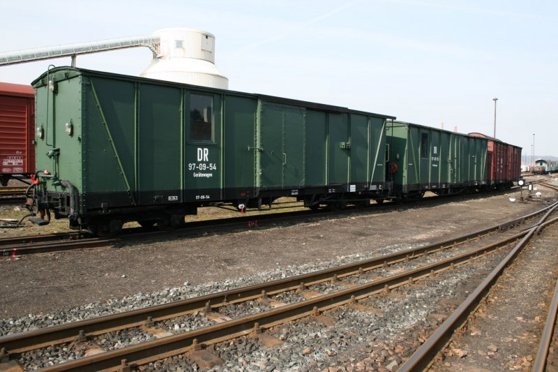 2 Gertewagen und ein Gterwagen abgestellt in Freital-Hainsberg.