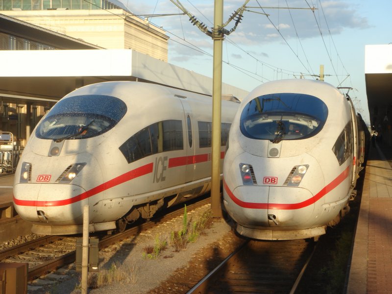 2 ICE3 im Bahnhof Mannheim Hbf. Rechts f�hrt nach Basel SBB, Links nach K�ln. Aufgenommen am 16.06.07
