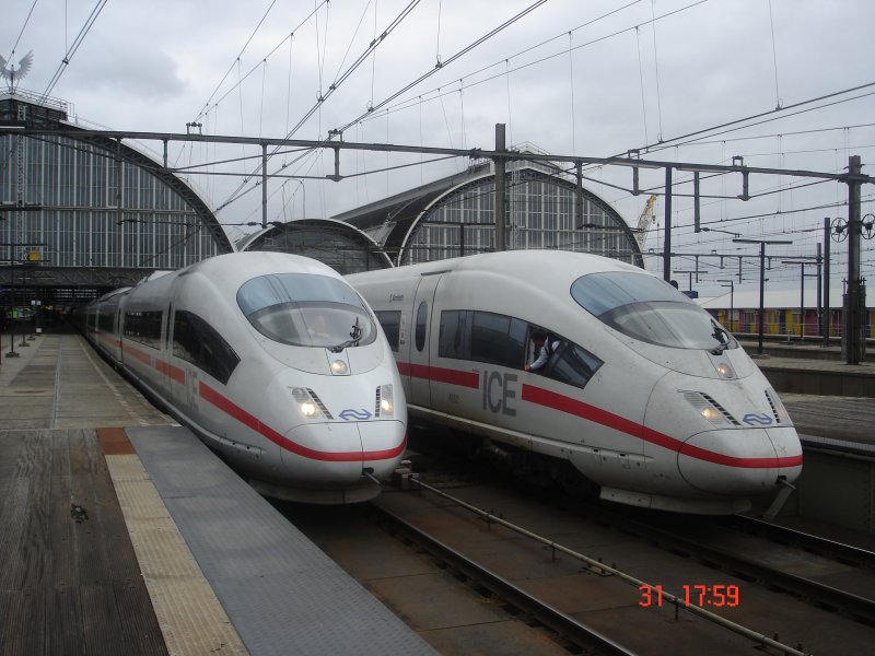 2 ICE3M der NS neben einander. Rechts 406 052-1 bei abfarth von Amsterdam Centraal nach Frankfurt HBF am 31-05-2006 um 19:07 uhr.
Links unbekant Farth von Amsterdam Centraal nach Watergraafsmeer.