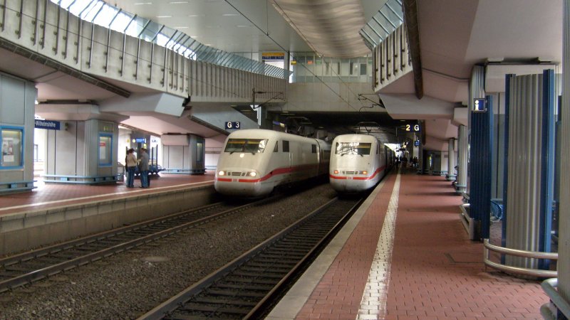 2 ICE's begegnen sich im Bf Kassel-Willhelmshhe. Im September 2007