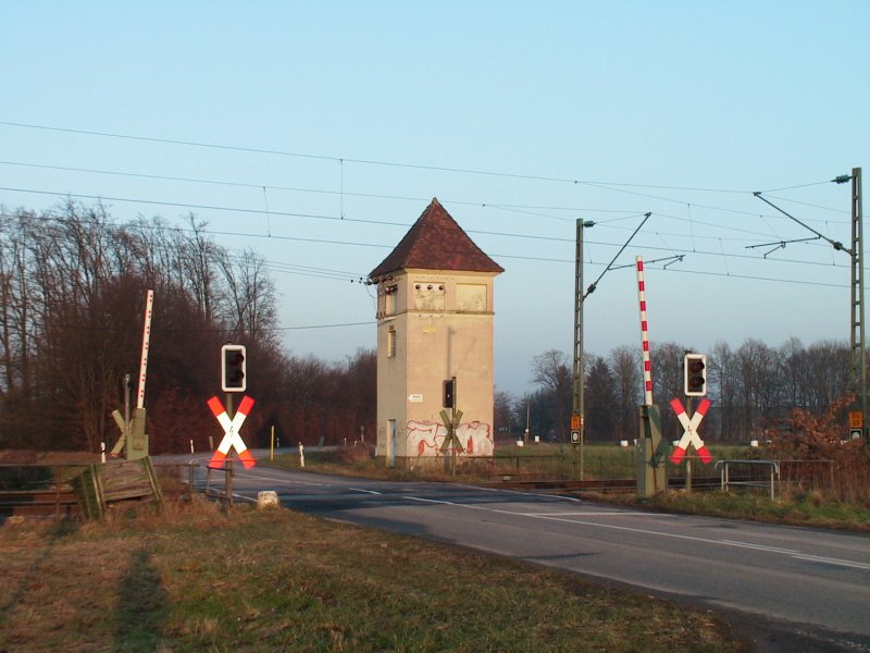 2. Januar 2009: Bahnbergang mit Blickrichtung Legelshurst. Dieser Bahnbergang drfte mit der Erneuerung der gesamten Strecke bald der Vergangenheit angehren.