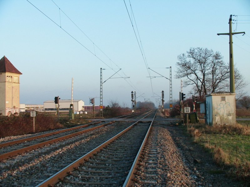 2. Januar 2009: Europabahn mit Blickrichtung Appenweier. Dieser Bahnbergang bei Legelshurst drfte mit der Erneuerung der gesamten Strecke bald der Vergangenheit angehren.