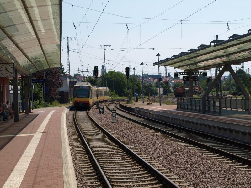 2. Juli 2008: Eine Stadtbahn aus Karlsruhe fhrt aus dem Bahnhof Bretten nach Eppingen. Interessant an diesem Bahnhof: Hier herrscht durchweg Linksverkehr (siehe Bild).