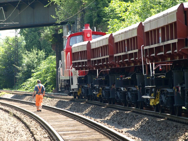 2. Juli 2008: Offizielle Besichtigung einer Bahnbaustelle. Die Strecke zwischen M�hlacker/Bretten/Bruchsal wird erneuert. Dazu wird das Gleis mehrere Monate komplett gesperrt. Heute wird im Bereich vom Bahnhof Diedelsheim der Schotter ausgetauscht.