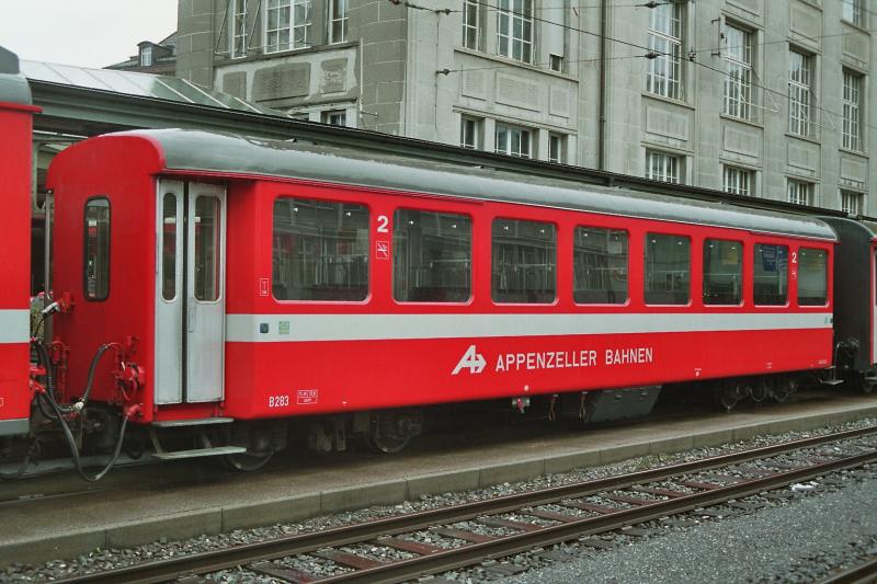 2 Kl Personenwagen ... B 283  im Bahnhof St.Gallen am 08.05.2006