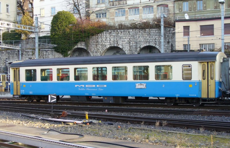 2 Kl. Personenwagen B 215 Abgestellt im MOB Bahnhofsareal von Montreux am 31.12.2006