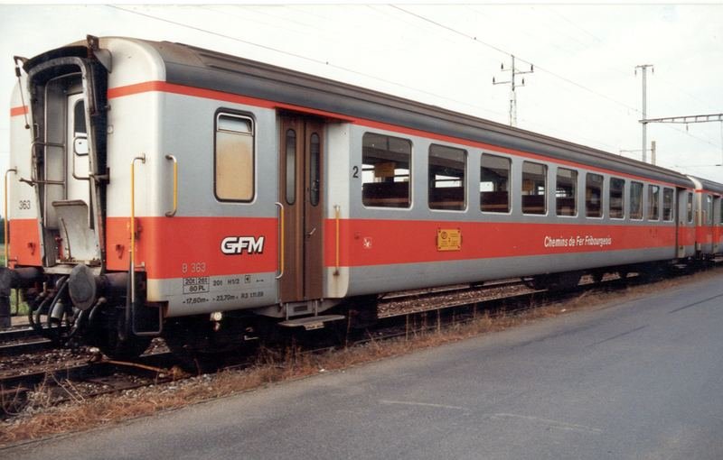 2 Kl. Personenwagen B 363 der tpf ( GFM = Chemins de fer Fribourgeois Gruyre - Fribourg - Morat )im Bahnhof von INS BN im Juni 1984