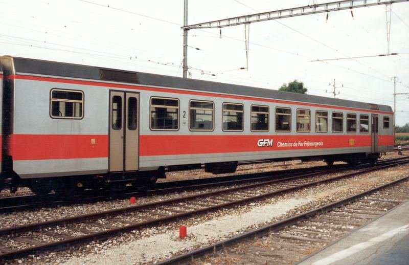 2 Kl. Personenwagen B 364 der tpf ( GFM = Chemins de fer Fribourgeois Gruyre - Fribourg - Morat )im Bahnhof von INS BN im Juni 1984