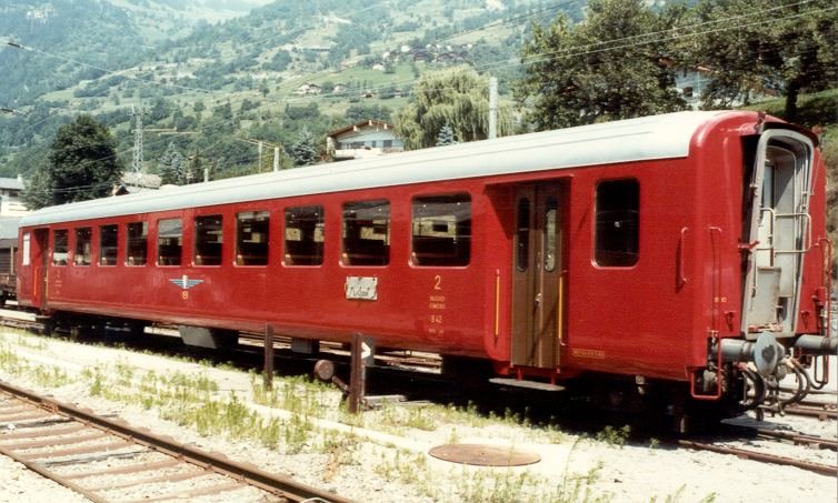 2 Kl. Personenwagen B 42 der Martigny - Orsires Bahn MO( Heute TMR )im Bahnhof von Le Chable im Oktober 1984