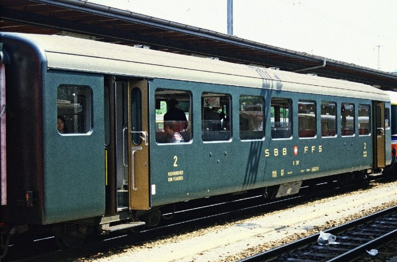 2 Kl. Personenwagen B 707 im Bahnhof von Interlaken Ost im Juni 1985 .. Bild ab Dia .. 