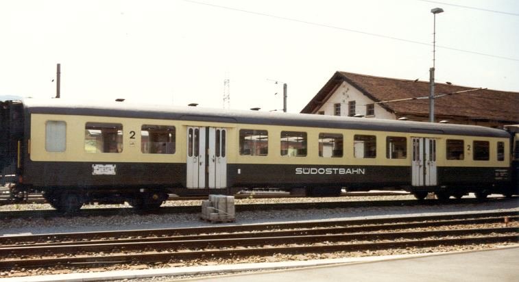 2 Kl Personenwagen der SOB im Bahnhofsareal von Samstagern im Mai 1990