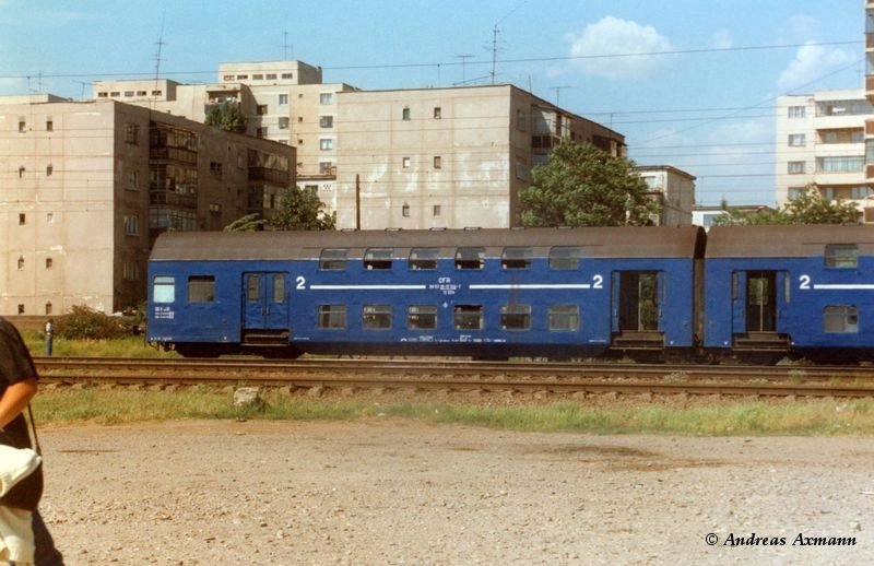 2. Klasse Doppelstock-Endwagen 26-17 der CFR bei Ploiesti(05.1997) Scan von Bild.