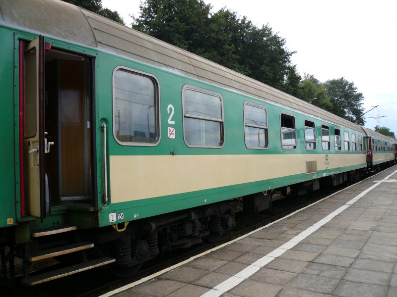 2. Klasse Personenwagen am 24.7.2007 in Swinemnde auf Gleis 3.