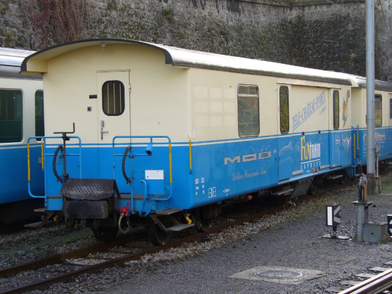 2 Kl.Gepckwagen ?.. BD 32 mit Seitenanschrift ( FUN TRAIN EXPRESS )Abgestellt im MOB Bahnhofsareal von Montreux am 31.12.2006