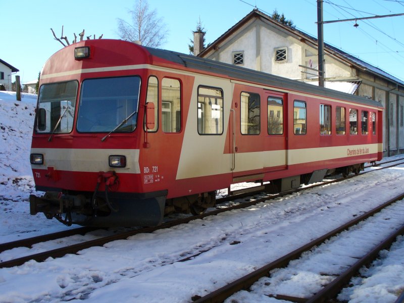 2 Kl.mit Gepckapteil Steuerwagen BDt 721 im Bahnhofsareal von Saignelegier am 02.02.2007