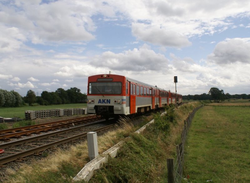 2 LHB Doppeltriebwagen auf ihrer Fahrt Richtung Quickborn am 6.7.2007 sdlich von Hasloh