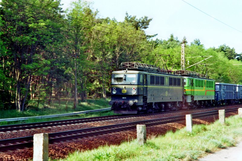 2 Lok´s der WAB auf dem Weg gen Lbben von Knigs Wusterhausen aus. Dieser Zug wurde vermutlich umgeleitet, denn er fhrt normalerweise in Richtung Berlin. Die fordere Lo ist eine ehemalige Orient Express Lok aus der Schweiz.