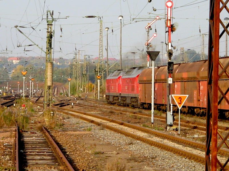 2 Ludmillas ziehen den 30-Wagen-Zug mit Braunkohle zum Bahnhof K�chwald hinauf von wo aus er dem Heizkraftwerk Chemnitz Nord zugef�hrt wird, 16.10.07