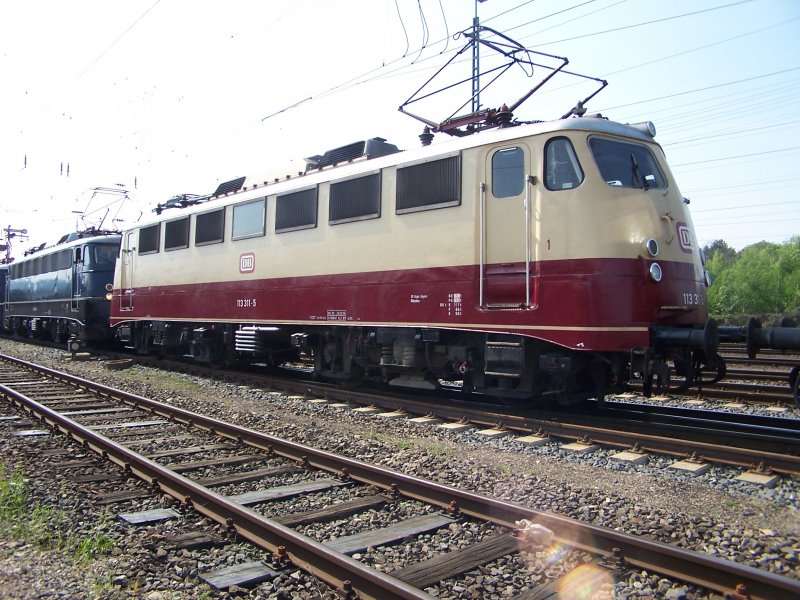 2 mal Bgelfalten E 10 in Koblenz-Ltzel, in den TEE- Farben die 113 311, als Erinnerung an die glohrreiche Zeit als E 10.12 fr den Rheingold und Rheinpfeil