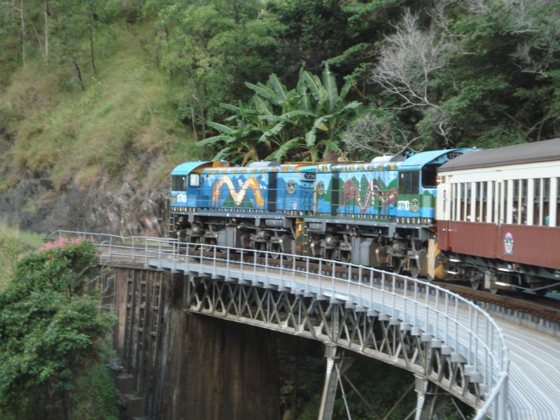 2 Maschinen der Baureihe 1720 auf dem Stoney Creek Falls Viadukt bergabwrts in Richtung Cairns am 11.04.08.