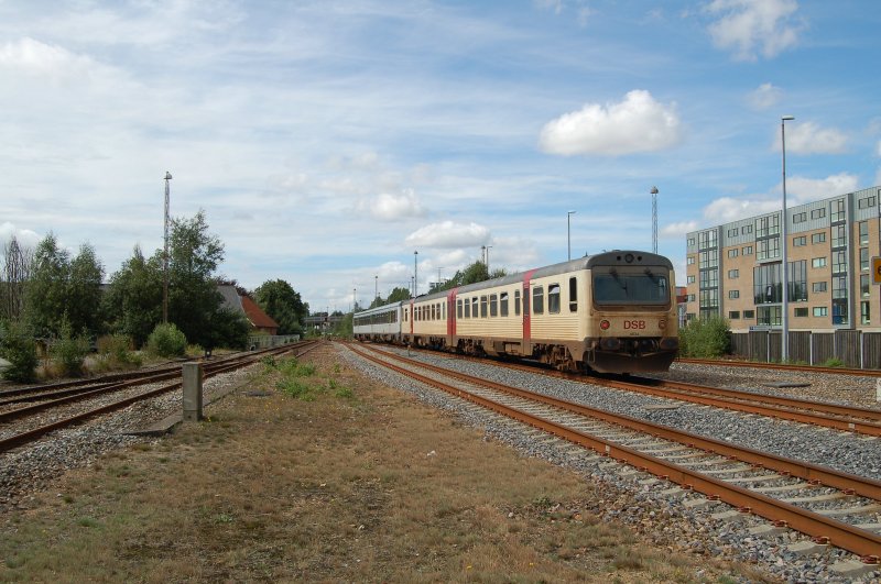 2 MR der DSB verlassen den Bahnhof von Herning in Richtung Thisted. August 2007