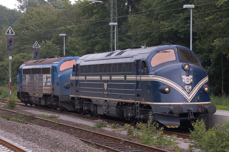 2 Nohabs (vorne 1147 + 1149 - ex DSB) der Firma Eichholz umfahren am 14.07.2007 einen Gterzug der Firma railpro im Dlmener Hauptbahnhof (Mnsterland). Sie wurden dort eigesetzt im Zuge der Gleisbauarbeiten im dortigen Bahnhofsgelnde. In gelb/grner Farbgebung werden die Rundnasen liebevoll gerne auch mal  Kartoffelkfer  genannt.