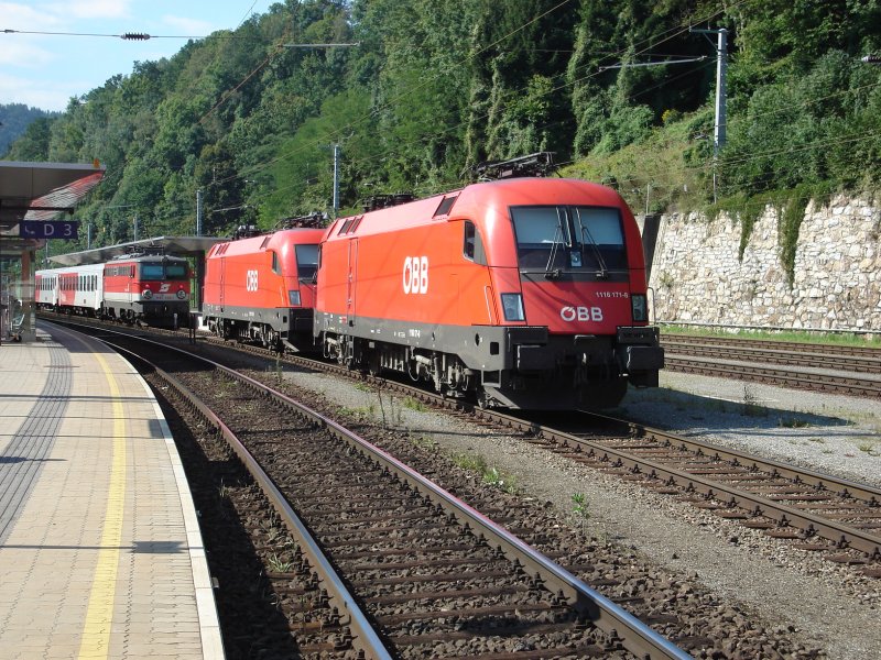 2 BB 1116 warten in Leoben auf ihren nchsten Einsatz. Im Hintergrund ist die Regionalbahn mit 1142 nach Unzmarkt zu erkennen. 27.08.08