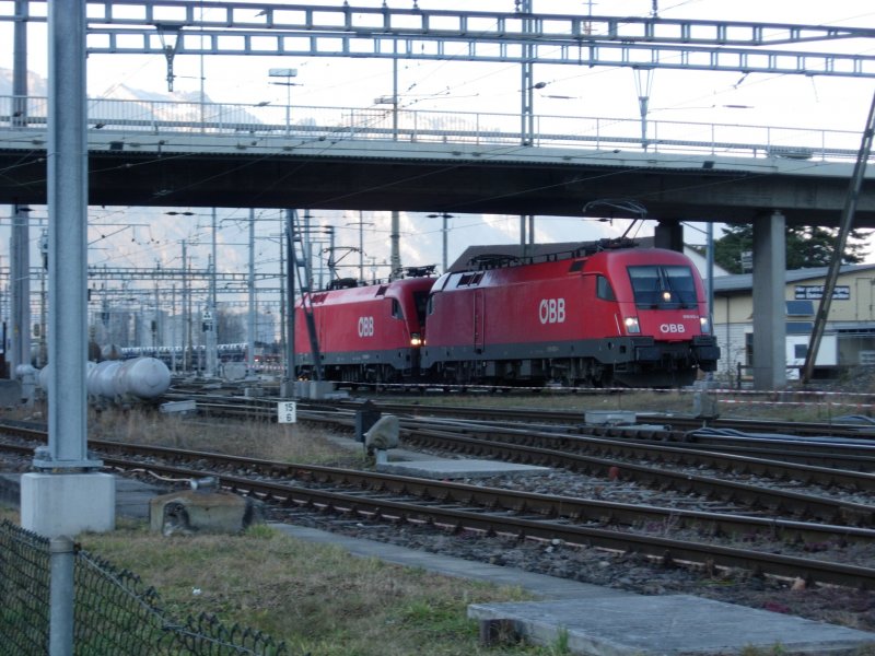 2 BB Taurusse Br 1116 in Doppeltraktion bei der Ausfahrt aus dem Grenzbahnhof Buchs/SG nach Feldkirch.   20.03.07 Buchs / SG  