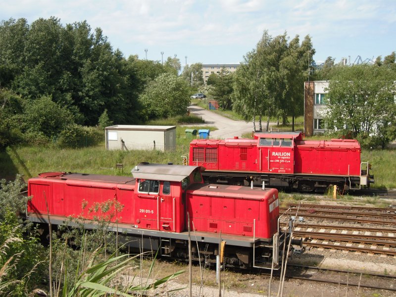 2 Rangierloks stehen im berseehafen Rostock und nicht nur die Loks ruhen sich aus :)
18.06.09