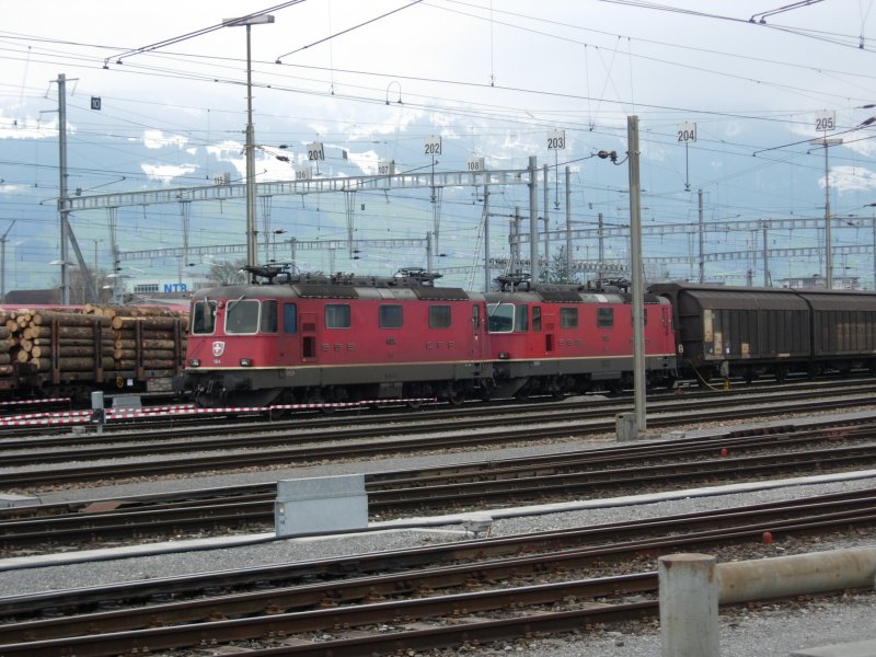 2 Re 4/4 II warten an einem Sonntag Ende Oktober auf ihren Lokfhrer, der sie am Montag nach Zrich RBL bringen wird.  