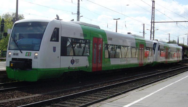 2 Regioshuttle der Erfurter Bahn verlassen am 12.05.2005 Erfurt Hbf als EB nach Apolda.