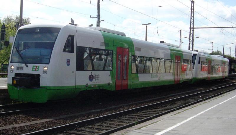 2 Regioshuttle der Erfurter Bahn verlassen am 12.05.2005 Erfurt Hbf als EB nach Apolda.