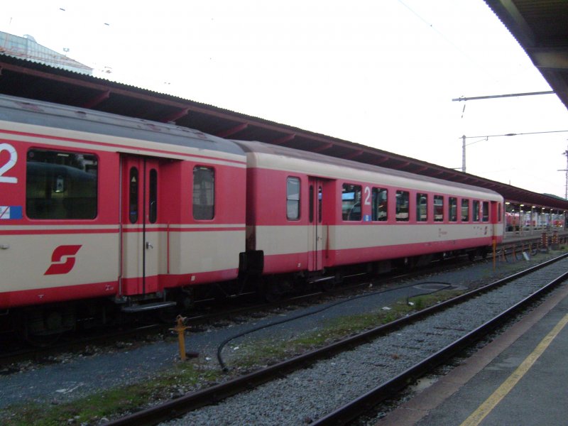 2 Schlierenwagen im Jaffa-Anstrich in Salzburg HBF am 26.8.2007