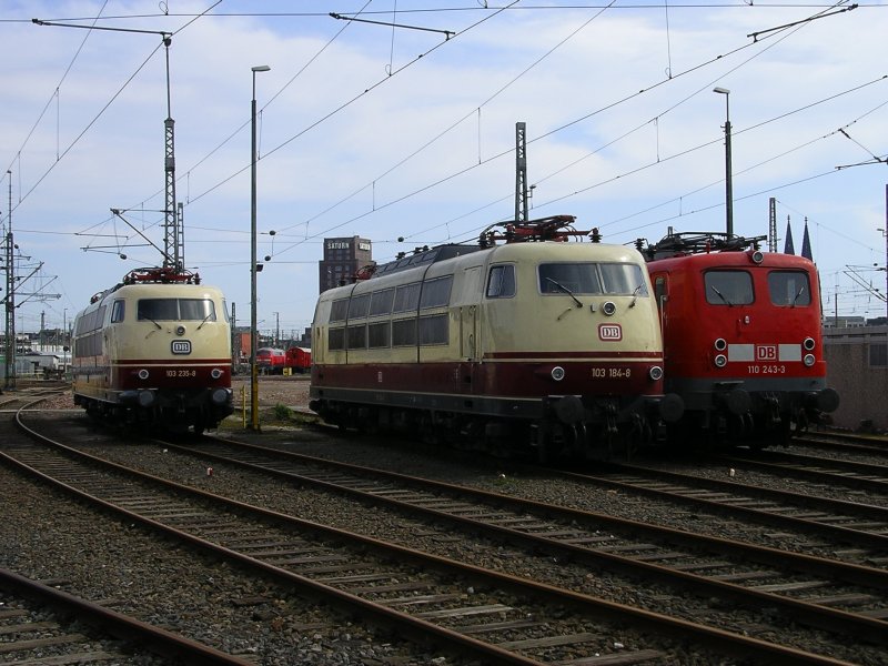 2 Schnheiten,2x Kult , die BR 103 235-8 und 103 184-8 , im
Abseits die BR 110 243-3.