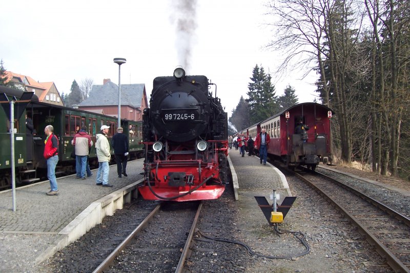 2 Sonderz�ge (links und rechts) und 3 weitere Regelz�ge innerhalb k�rzester Zeit bringen das Zugpersonal im Bf Drei-Annen-Hohne ins Schwitzen.