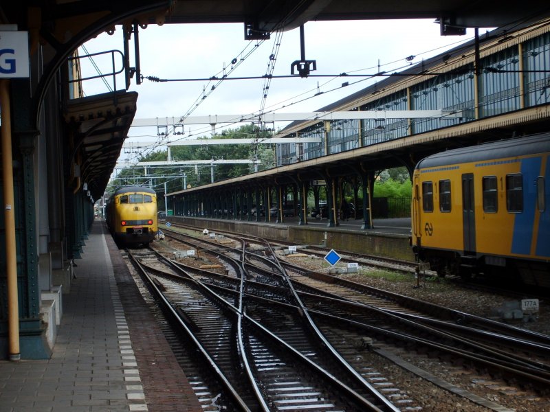 2 Stoptreins in 's-Hertogenbosch. Auf Gleis 4 fuhr einer nach Eindhoven via Boxtel und auf Gleis 2 einer nach Utrecht. 11.08.08