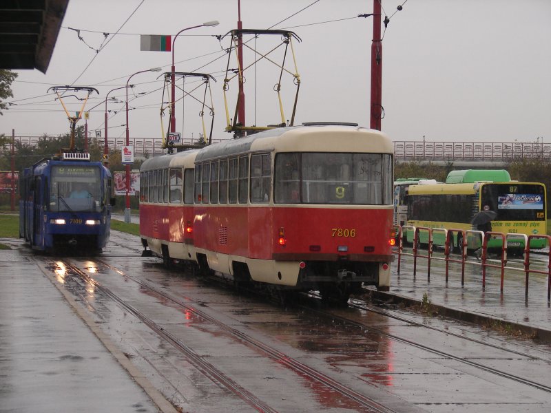 2 Straenbahnen in Bratislava/Preburg. Aufgenommen am 23.10.2007