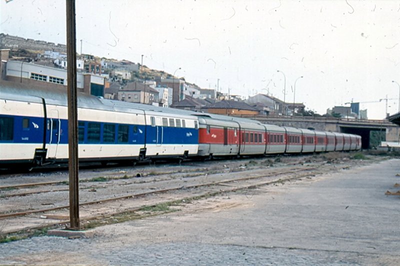 2 Talgo Einheiten in der Abstellanlage in Almeria 1999. Gut sind hier die verschiedenen Bauarten zu erkennen. Hinweis: eingescanntes Dia