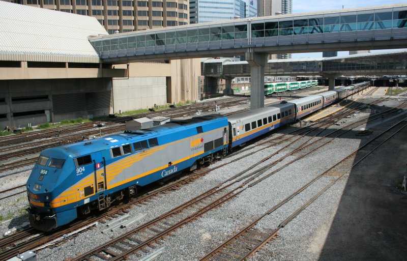 2 Teiliger VIA Zug mit Zug- und Schublok bei der Ausfahrt aus der Union Station in Torornto am 3.8.2009 mit P42DC 904 und F40PH-2 6453 als Schublok.
