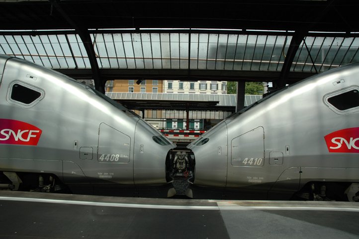 2 TGV POS zusammengeckuppelt fahren von Zrich nach Basel. Der linke wird nach Paris weiterfahren. Am 1.7.07.
