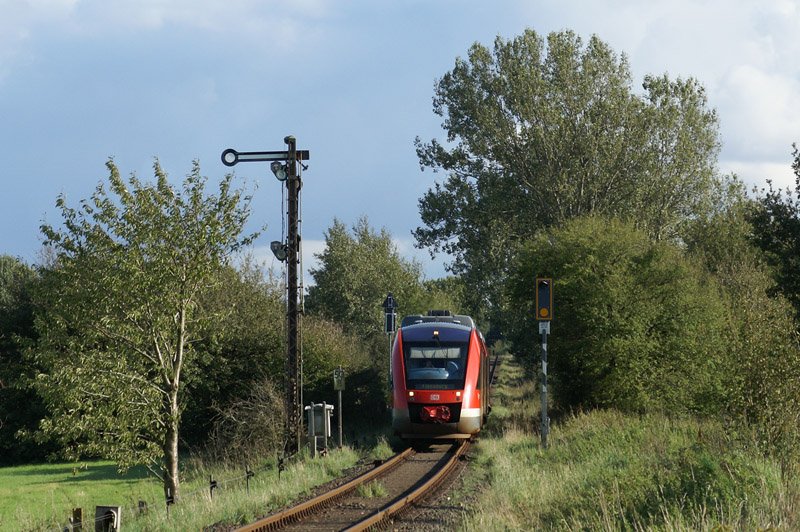 2 Triebwagen der Baureihe 648 warten am 29.08.2008 in Sderbrarup auf die Einfahrt in den Bahnhof.